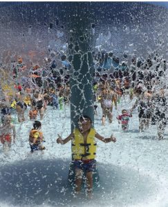Child enjoying a water fountain at Aquatica 2018